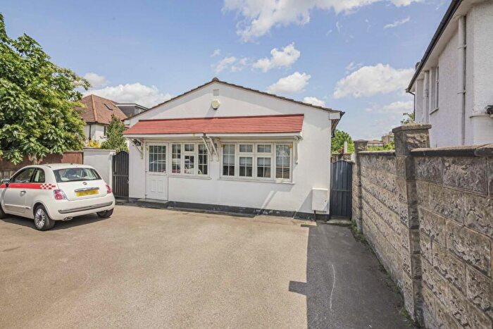 1 Bedroom Bungalow For Sale In Hendon Way, Cricklewood, NW2