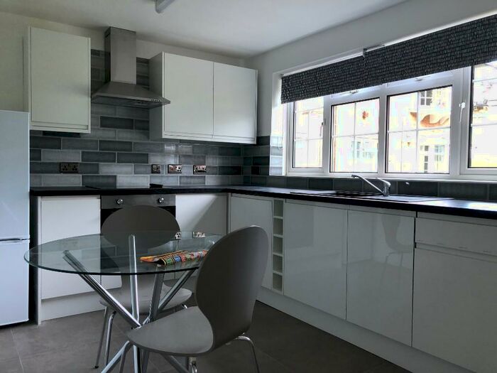 2 Bedroom Apartment To Rent In Grange Wood Court, LS16