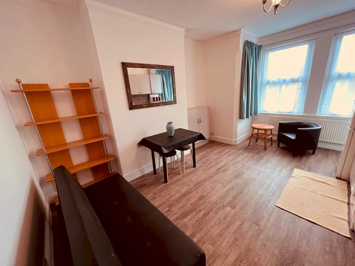 2 Bedroom Flat To Rent In Warwick Road, Bounds Green, N11