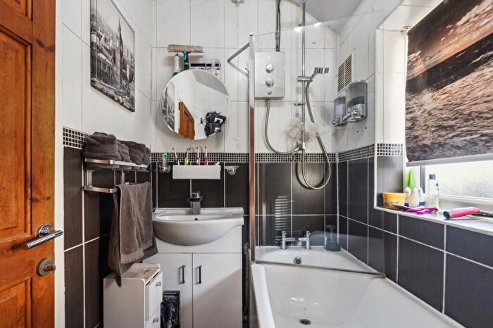 3 Bedroom Terraced House For Sale In Cumberland Avenue, Slough, SL2