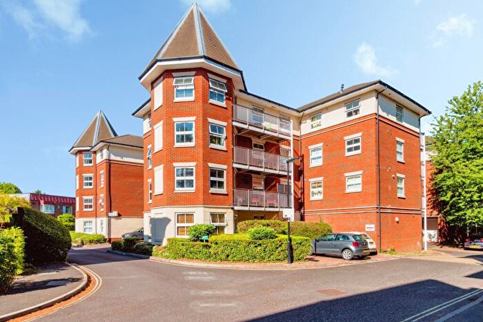 2 Bedroom Flat For Sale In Rollesbrook Gardens, Southampton, Hampshire, SO15