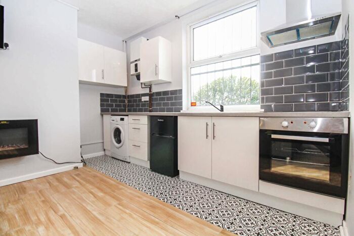 1 Bedroom Flat To Rent In Kings Road, Hyde Park, Leeds, LS6
