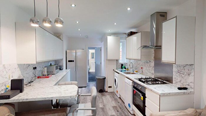 4 Bedroom House To Rent In Winnie Road, Selly Oak, B29