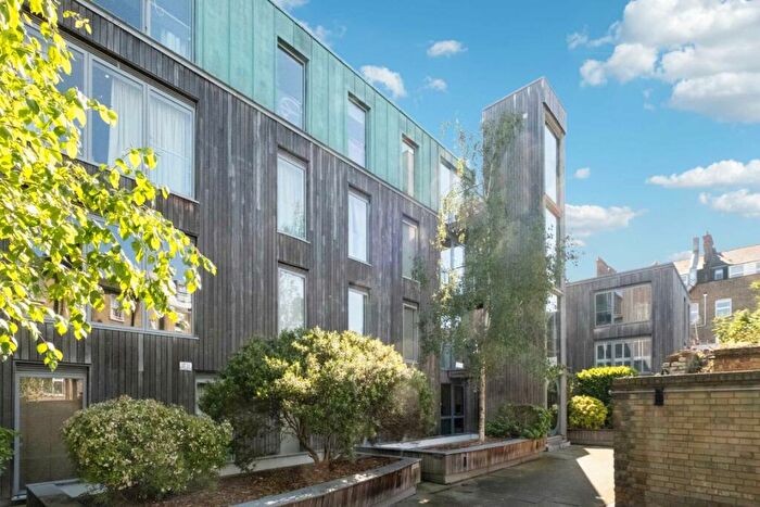 2 Bedroom Flat To Rent In Balham Grove, Balham, SW12