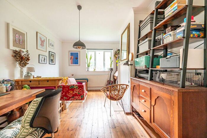 1 Bedroom Flat To Rent In Shacklewell Road, Shacklewell, London, N16