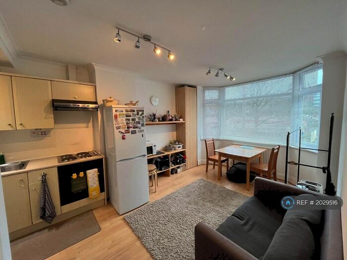 2 Bedroom Flat To Rent In Southmead Road, Westbury-On-Trym, Bristol, BS10