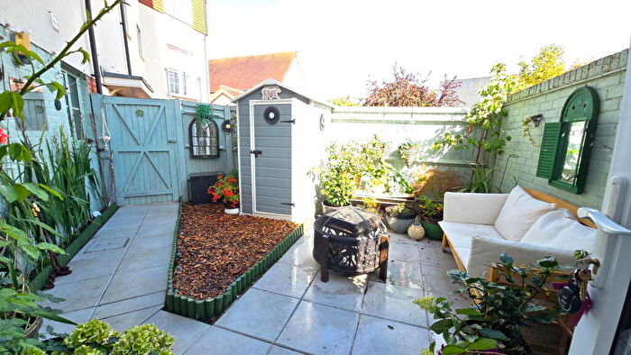 2 Bedroom Flat For Sale In Harrier Road, Bishops Green, Newbury, RG20