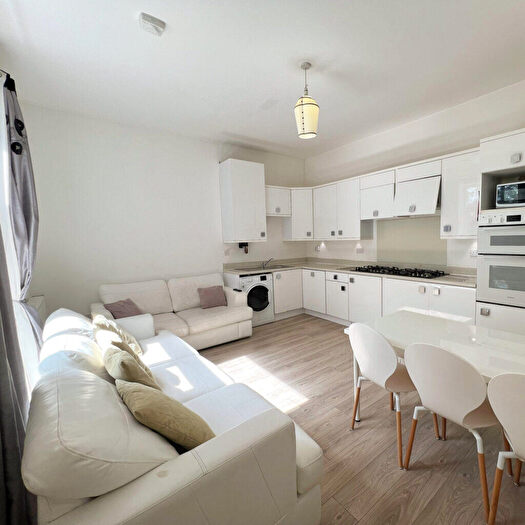 5 Bedroom Duplex To Rent In Wilmslow Road - Withington - £ Pppw, M20