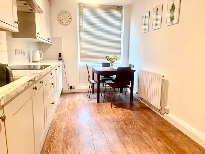 2 Bedroom Flat To Rent In Bramlands Close, SW11