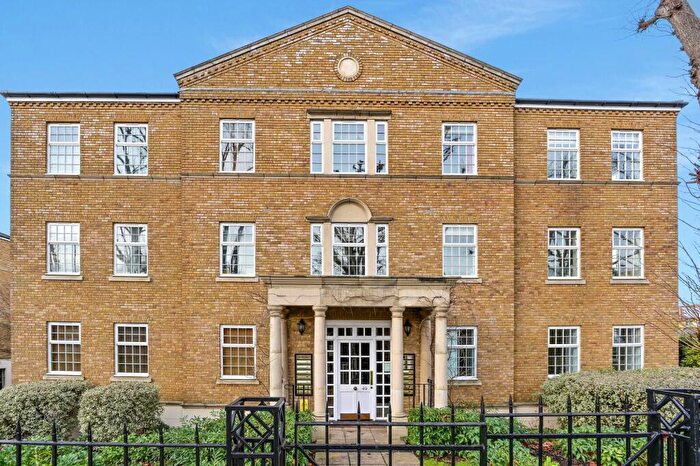 1 Bedroom Flat For Sale In Balaclava Road, Cranleigh Hall, KT6