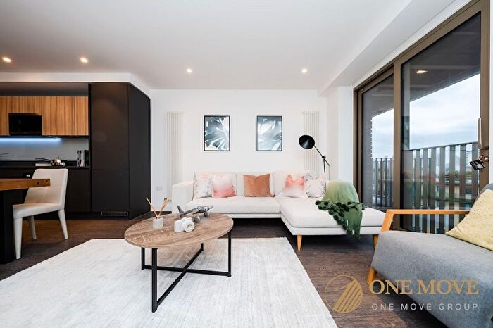 3 Bedroom Flat To Rent In Western Gateway, Western Gateway, E16