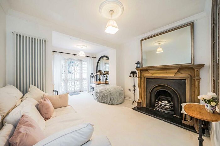 1 Bedroom Flat To Rent In Earls Court Road, London, W8