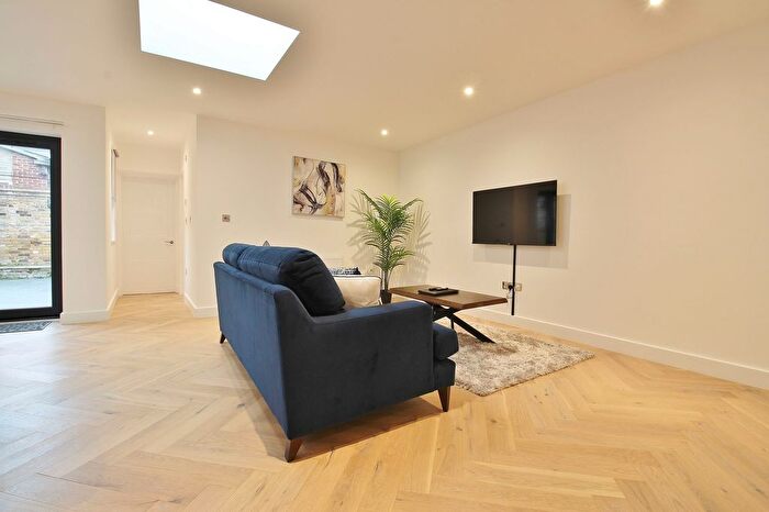 2 Bedroom Flat For Sale In South Street, Isleworth, TW7
