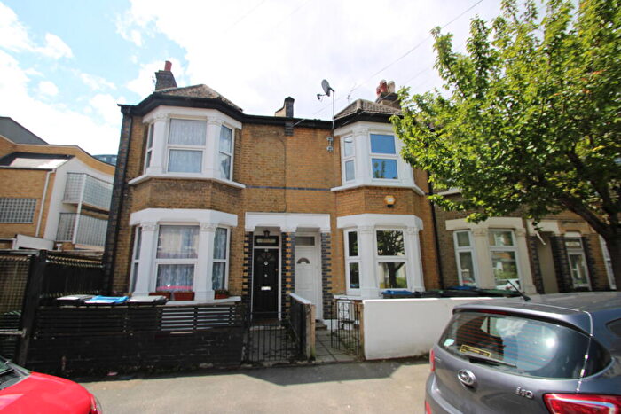 4 Bedroom House To Rent In Thornhill Road, Croydon, CR0