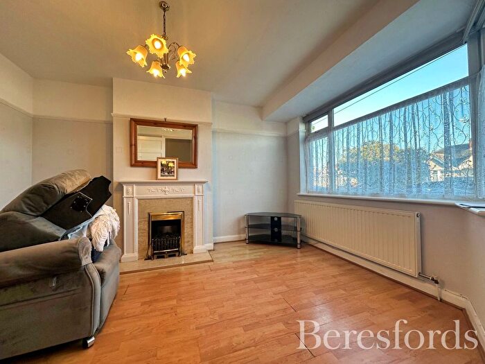 3 Bedroom Bungalow For Sale In Alma Avenue, Hornchurch, RM12