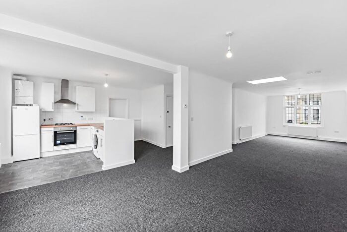 3 Bedroom Flat To Rent In Fairfield Avenue, Staines, TW18