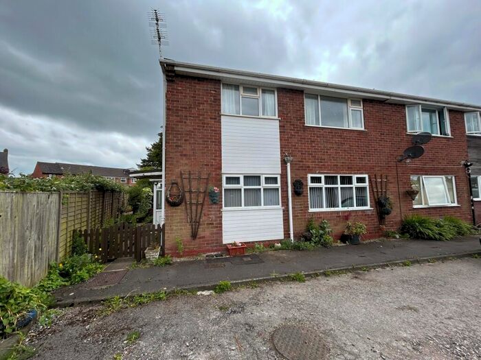 3 Bedroom Maisonette To Rent In Leafield Gardens, Halesowen, B62