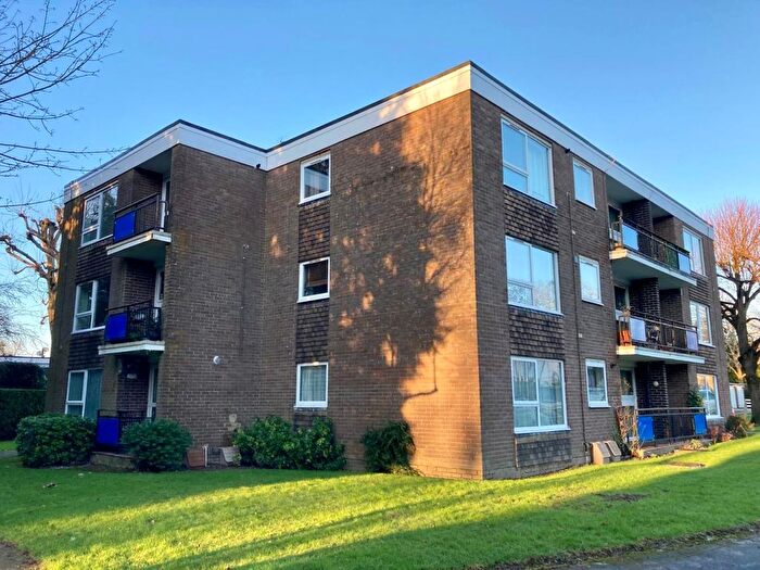 2 Bedroom Flat To Rent In Garden Place, Hawthorn Close, Horsham, RH12