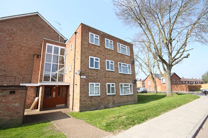 2 Bedroom Flat For Sale In Lynne Way, Northolt, UB5