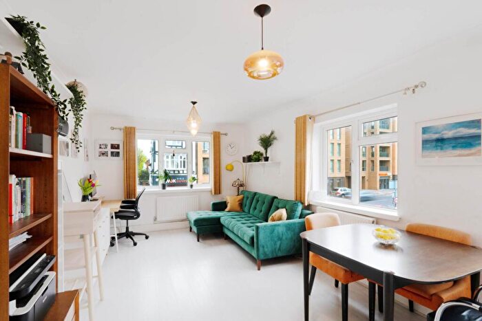 2 Bedroom Flat For Sale In Coombe Road, Kingston Upon Thames, KT3