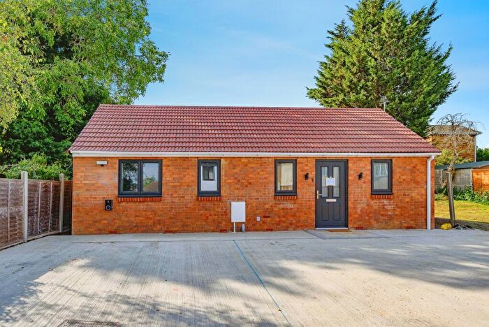 2 Bedroom Bungalow For Sale In Finsbury Road, Luton, Bedfordshire, LU4