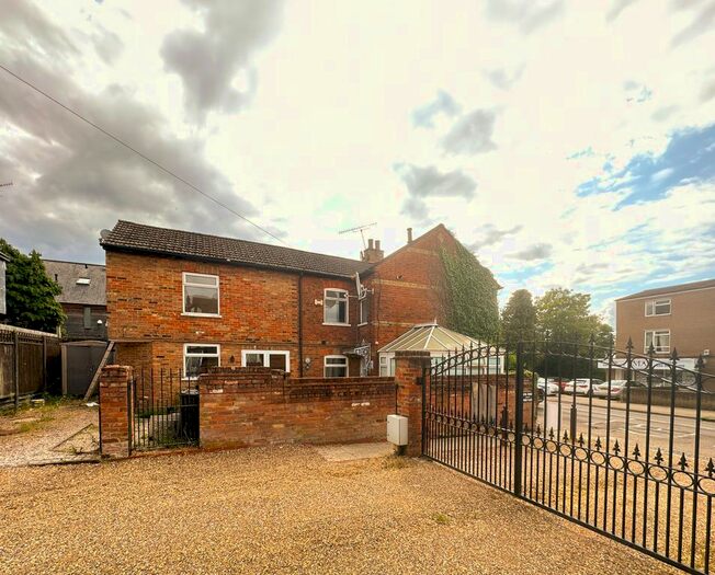 3 Bedroom Detached House To Rent In High Street, Elstree, WD6