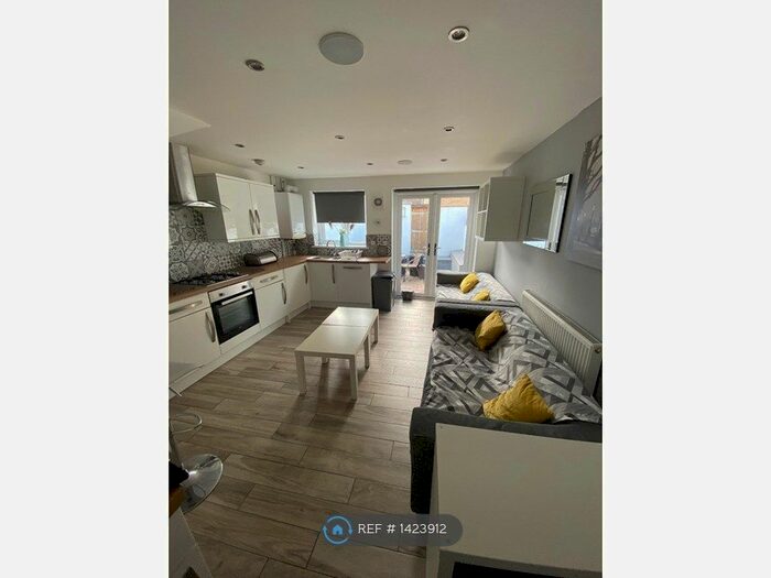 6 Bedroom Terraced House To Rent In Parkfield Place, Cardiff, CF14