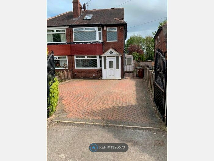 4 Bedroom Semi-Detached House To Rent In Pendas Way, Leeds, LS15