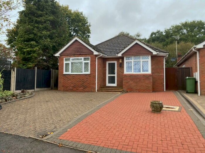 2 Bedroom Detached Bungalow To Rent In The Drive, Potters Bar, Hertfordshire, EN6