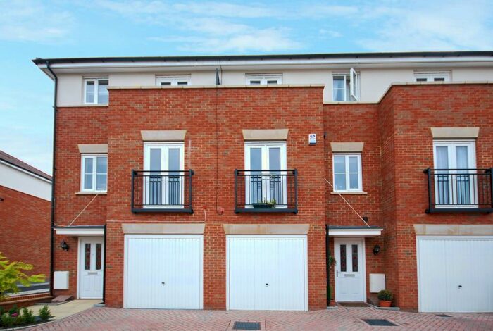 3 Bedroom Town House To Rent In Trafford Way Worsley Bridge Road, BR3