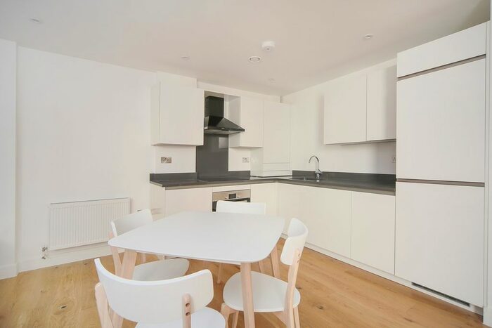 2 Bedroom Flat To Rent In Tyssen Street, London, London, E8