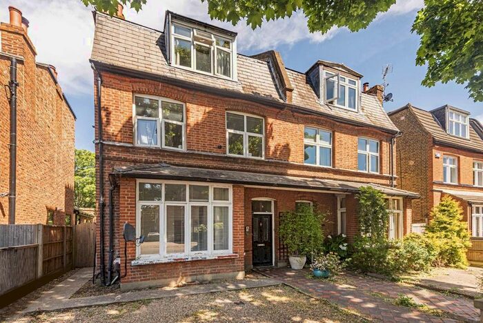 2 Bedroom Flat To Rent In Cedars Road, Hampton Wick, Kingston Upon Thames, KT1