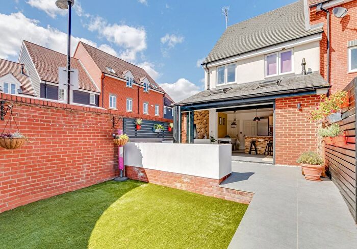 3 Bedroom End Of Terrace House For Sale In Pembridge Gardens, Bragbury End, Hertfordshire, SG2