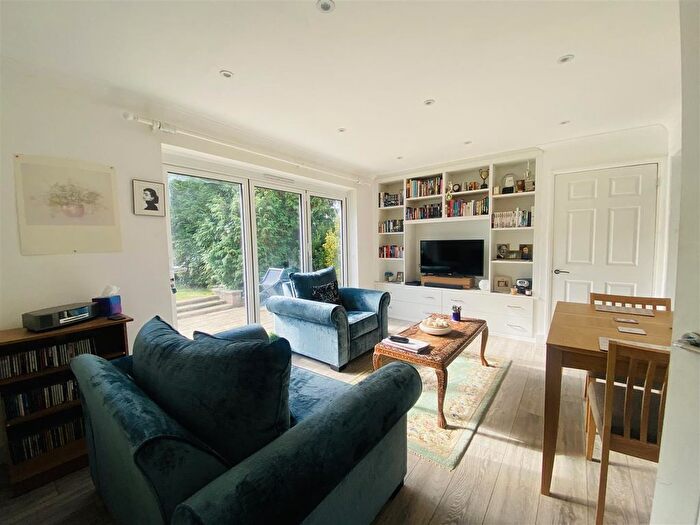 2 Bedroom Detached Bungalow For Sale In St. Lukes Close, Woodside, Croydon, SE25