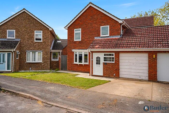 4 Bedroom Link Detached House For Sale In Edinburgh Drive, Eaton Socon, St. Neots, PE19