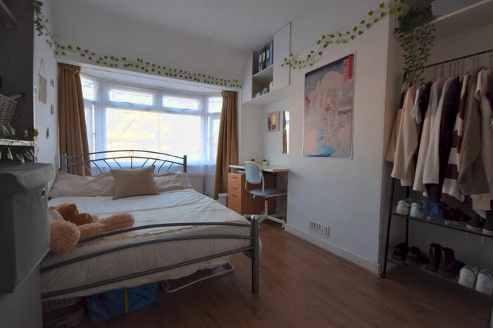 6 Bedroom Semi-Detached House To Rent In Aldershot Road, Guildford GU2