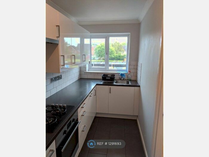 2 Bedroom Flat To Rent In Bean Oak Road, Wokingham RG40