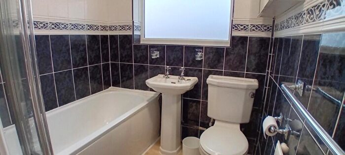 2 Bedroom Flat For Sale In Church Hill Road, Barnet, North London, EN4