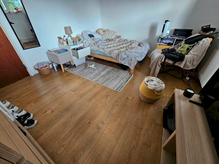 3 Bedroom Flat To Rent In Old Kent Road, London, SE1