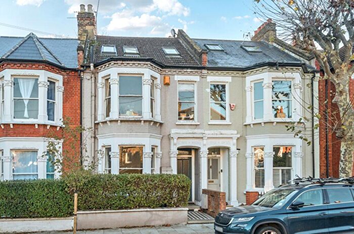 2 Bedroom Flat For Sale In Ravenslea Road, London, SW12