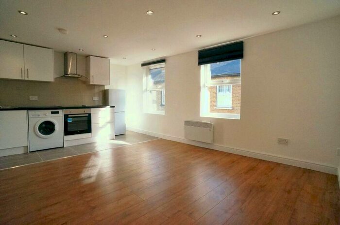 2 Bedroom Flat To Rent In West Street, Carshalton Village, Surrey, SM5