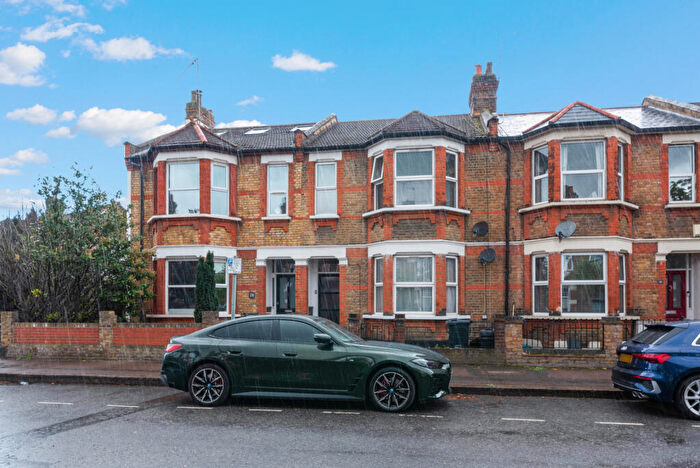 3 Bedroom Apartment For Sale In Pulteney Road, London, E18
