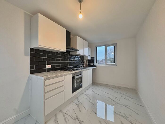 3 Bedroom Flat To Rent In Graham Avenue, Mitcham, Tooting, London, CR4