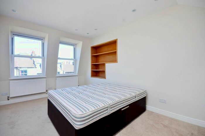 3 Bedroom Maisonette To Rent In Warbeck Road, Shepherd's Bush, London, W12