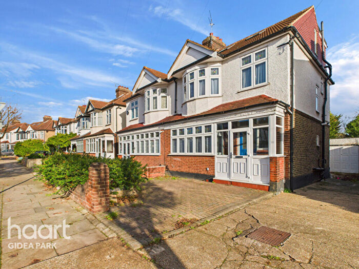 4 Bedroom Semi Detached House For Sale In Mashiters Walk, Romford, Marshalls Park, RM1