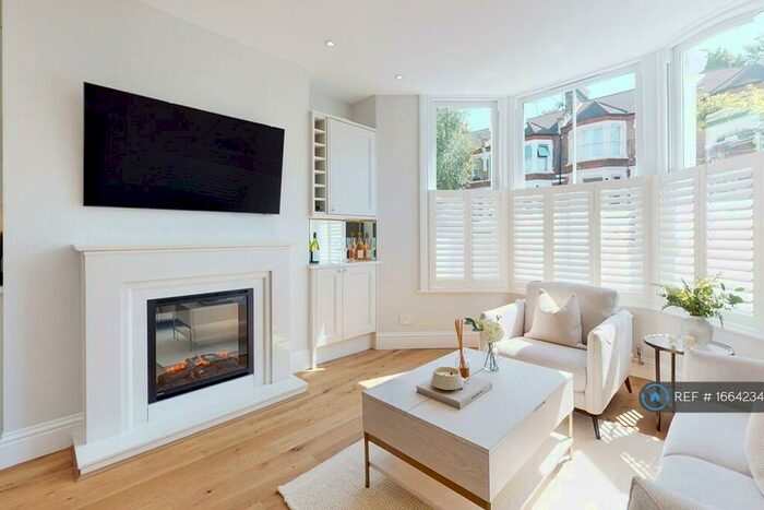 2 Bedroom Flat To Rent In New Cross, London, SE14