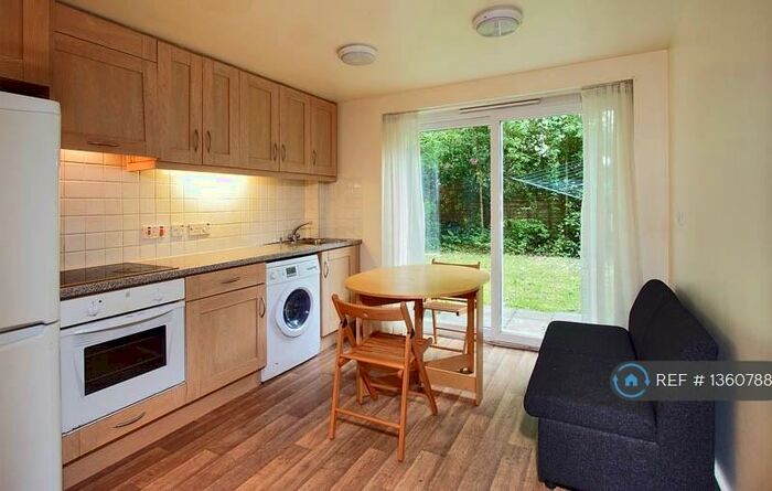 3 Bedroom Flat To Rent In Sparkford Close, Winchester, SO22