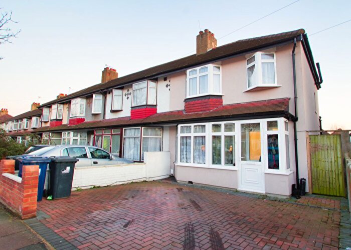 3 Bedroom Semi-Detached House To Rent In Perimeade Road, Perivale, UB6