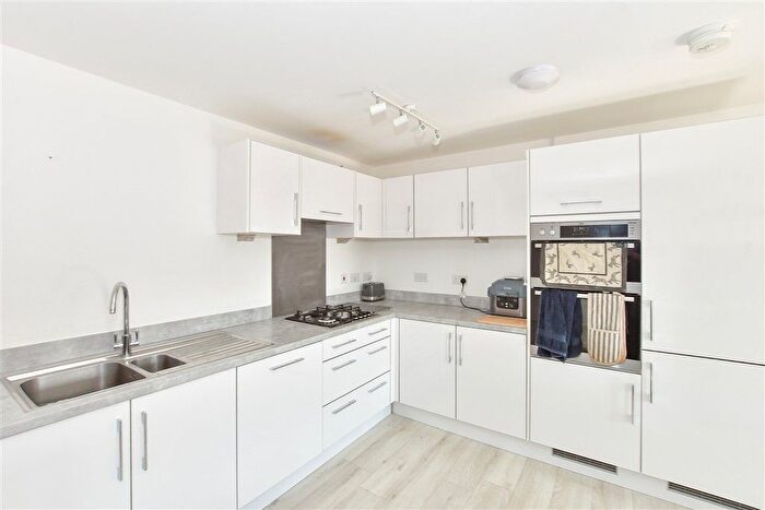 2 Bedroom Flat For Sale In Tulip Close, Crawley, West Sussex, RH10