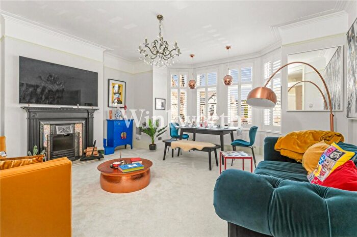 3 Bedroom Apartment For Sale In The Mall, London, N14